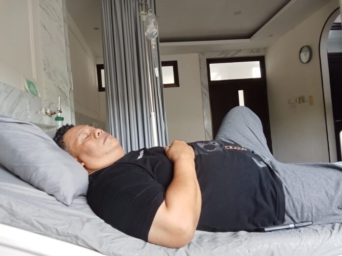 Kondisi Yofa Faizal Nillan, seorang Warga Desa Mekarbuana Kecamatan Tegalwaru, Karawang, yang masih terbaring di RSUD Karawang