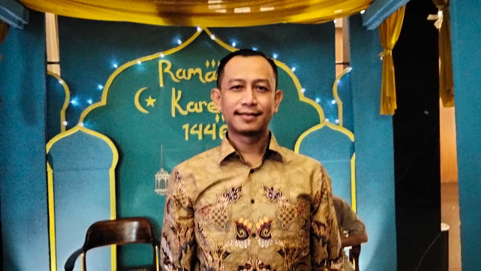 H. Erick Kusumah disela-sela kegiatan santunan